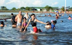 Foto de la galería: El verano se disfruta a pleno en las playas y el camping de la capital provincial  