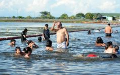 Foto de la galería: El verano se disfruta a pleno en las playas y el camping de la capital provincial  