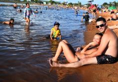 Foto de la galería: El verano se disfruta a pleno en las playas y el camping de la capital provincial  