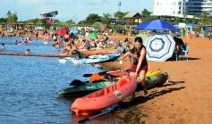 Foto de la galería: El verano se disfruta a pleno en las playas y el camping de la capital provincial  