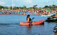 Foto de la galería: El verano se disfruta a pleno en las playas y el camping de la capital provincial  