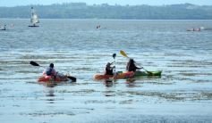 Foto de la galería: El verano se disfruta a pleno en las playas y el camping de la capital provincial  
