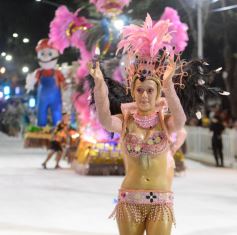 Foto de la galería: San Ignacio vibró al ritmo del Carnaval Provincial con todo el brillo y color de las comparsas