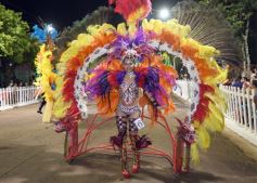 Foto de la galería: San Ignacio vibró al ritmo del Carnaval Provincial con todo el brillo y color de las comparsas
