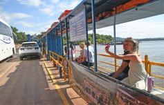 Foto de la galería: Postales de la costa del río Uruguay y de misioneros que viajan a Brasil buscando posibilidades de trabajo