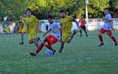 Foto de la galería: En el inicio de la Super Liga Huracán comenzó con el pie derecho y se impuso 1-0 ante Crucero
