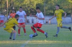 Foto de la galería: En el inicio de la Super Liga Huracán comenzó con el pie derecho y se impuso 1-0 ante Crucero