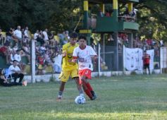 Foto de la galería: En el inicio de la Super Liga Huracán comenzó con el pie derecho y se impuso 1-0 ante Crucero