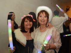 Foto de la galería: Una boda religiosa en la Iglesia Santos Mártires coronó la historia de amor de Luciana y Hugo