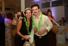 Foto de la galería: Una boda religiosa en la Iglesia Santos Mártires coronó la historia de amor de Luciana y Hugo