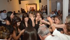 Foto de la galería: Una boda religiosa en la Iglesia Santos Mártires coronó la historia de amor de Luciana y Hugo