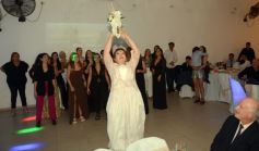 Foto de la galería: Una boda religiosa en la Iglesia Santos Mártires coronó la historia de amor de Luciana y Hugo