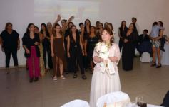 Foto de la galería: Una boda religiosa en la Iglesia Santos Mártires coronó la historia de amor de Luciana y Hugo
