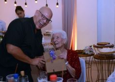 Foto de la galería: Una boda religiosa en la Iglesia Santos Mártires coronó la historia de amor de Luciana y Hugo