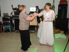 Foto de la galería: Una boda religiosa en la Iglesia Santos Mártires coronó la historia de amor de Luciana y Hugo