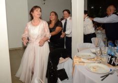 Foto de la galería: Una boda religiosa en la Iglesia Santos Mártires coronó la historia de amor de Luciana y Hugo