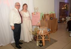 Foto de la galería: Una boda religiosa en la Iglesia Santos Mártires coronó la historia de amor de Luciana y Hugo