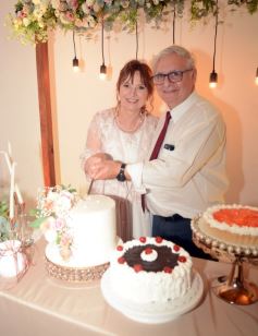 Foto de la galería: Una boda religiosa en la Iglesia Santos Mártires coronó la historia de amor de Luciana y Hugo