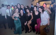 Foto de la galería: Una boda religiosa en la Iglesia Santos Mártires coronó la historia de amor de Luciana y Hugo