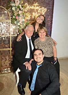 Foto de la galería: Una boda religiosa en la Iglesia Santos Mártires coronó la historia de amor de Luciana y Hugo