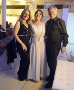 Foto de la galería: Una boda religiosa en la Iglesia Santos Mártires coronó la historia de amor de Luciana y Hugo