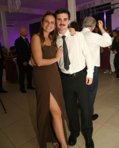 Foto de la galería: Una boda religiosa en la Iglesia Santos Mártires coronó la historia de amor de Luciana y Hugo