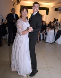 Foto de la galería: Una boda religiosa en la Iglesia Santos Mártires coronó la historia de amor de Luciana y Hugo