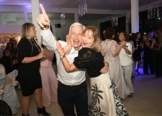 Foto de la galería: Una boda religiosa en la Iglesia Santos Mártires coronó la historia de amor de Luciana y Hugo