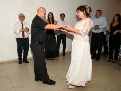 Foto de la galería: Una boda religiosa en la Iglesia Santos Mártires coronó la historia de amor de Luciana y Hugo
