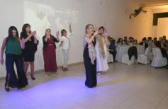 Foto de la galería: Una boda religiosa en la Iglesia Santos Mártires coronó la historia de amor de Luciana y Hugo