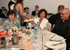 Foto de la galería: Una boda religiosa en la Iglesia Santos Mártires coronó la historia de amor de Luciana y Hugo