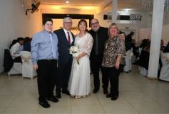 Foto de la galería: Una boda religiosa en la Iglesia Santos Mártires coronó la historia de amor de Luciana y Hugo