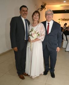 Foto de la galería: Una boda religiosa en la Iglesia Santos Mártires coronó la historia de amor de Luciana y Hugo