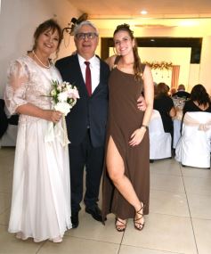 Foto de la galería: Una boda religiosa en la Iglesia Santos Mártires coronó la historia de amor de Luciana y Hugo