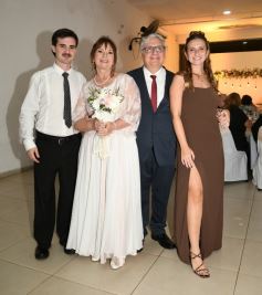 Foto de la galería: Una boda religiosa en la Iglesia Santos Mártires coronó la historia de amor de Luciana y Hugo
