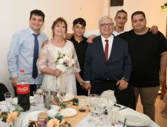 Foto de la galería: Una boda religiosa en la Iglesia Santos Mártires coronó la historia de amor de Luciana y Hugo