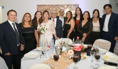 Foto de la galería: Una boda religiosa en la Iglesia Santos Mártires coronó la historia de amor de Luciana y Hugo