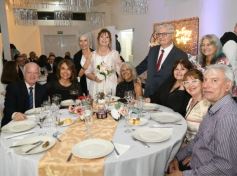 Foto de la galería: Una boda religiosa en la Iglesia Santos Mártires coronó la historia de amor de Luciana y Hugo