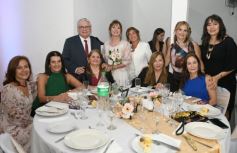 Foto de la galería: Una boda religiosa en la Iglesia Santos Mártires coronó la historia de amor de Luciana y Hugo