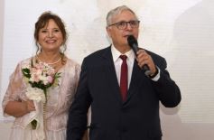 Foto de la galería: Una boda religiosa en la Iglesia Santos Mártires coronó la historia de amor de Luciana y Hugo