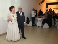 Foto de la galería: Una boda religiosa en la Iglesia Santos Mártires coronó la historia de amor de Luciana y Hugo