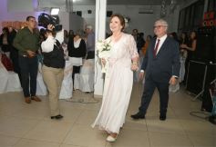 Foto de la galería: Una boda religiosa en la Iglesia Santos Mártires coronó la historia de amor de Luciana y Hugo