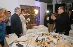 Foto de la galería: Una boda religiosa en la Iglesia Santos Mártires coronó la historia de amor de Luciana y Hugo