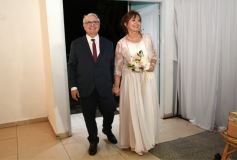 Foto de la galería: Una boda religiosa en la Iglesia Santos Mártires coronó la historia de amor de Luciana y Hugo