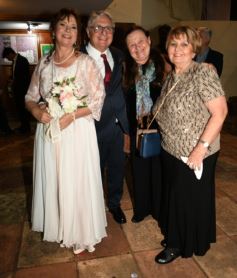 Foto de la galería: Una boda religiosa en la Iglesia Santos Mártires coronó la historia de amor de Luciana y Hugo