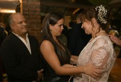 Foto de la galería: Una boda religiosa en la Iglesia Santos Mártires coronó la historia de amor de Luciana y Hugo