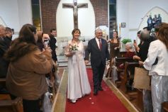 Foto de la galería: Una boda religiosa en la Iglesia Santos Mártires coronó la historia de amor de Luciana y Hugo