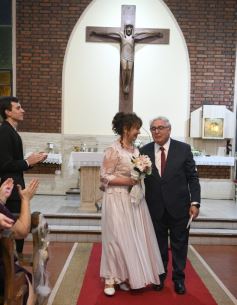 Foto de la galería: Una boda religiosa en la Iglesia Santos Mártires coronó la historia de amor de Luciana y Hugo