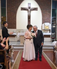 Foto de la galería: Una boda religiosa en la Iglesia Santos Mártires coronó la historia de amor de Luciana y Hugo