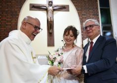 Foto de la galería: Una boda religiosa en la Iglesia Santos Mártires coronó la historia de amor de Luciana y Hugo